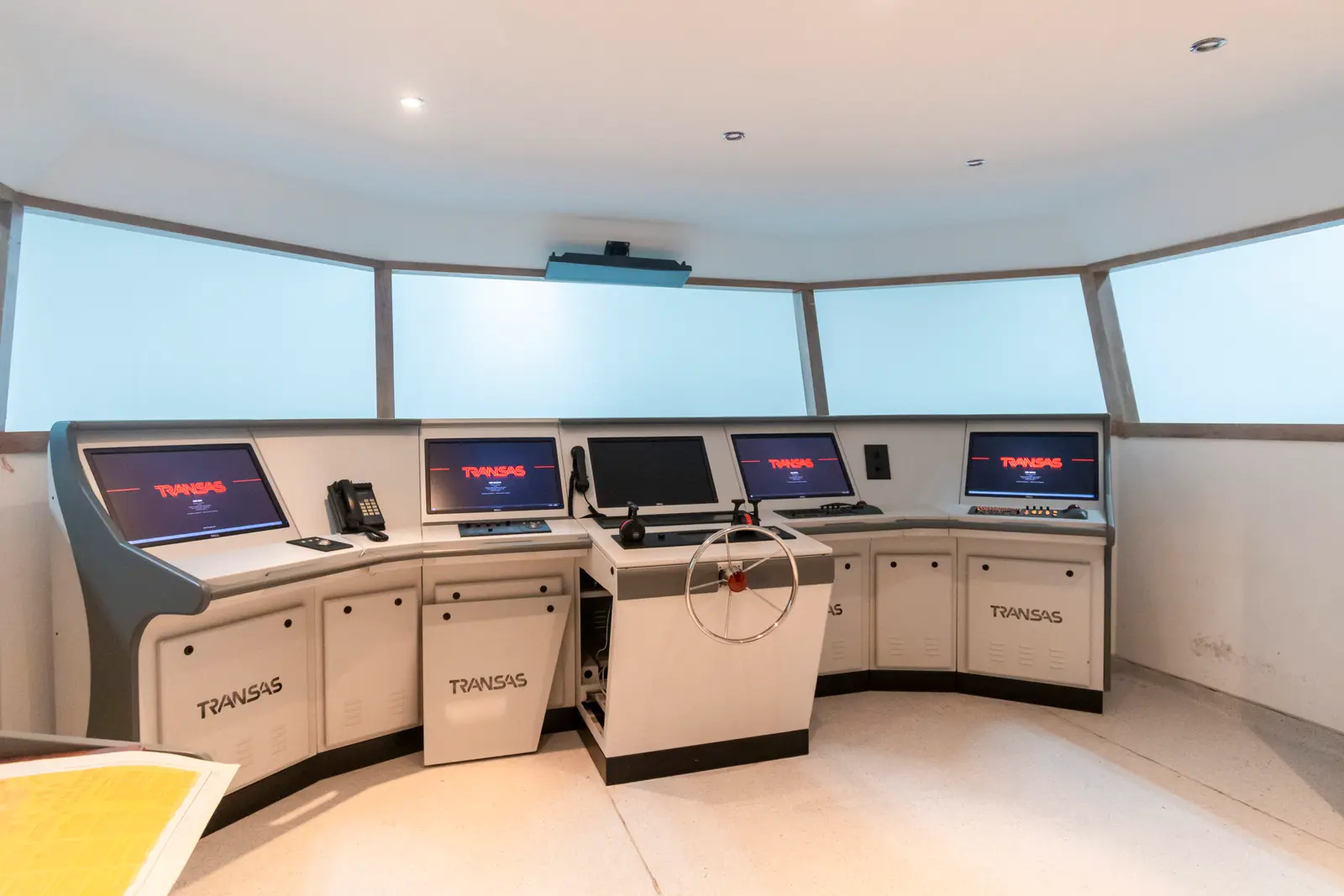Ship's bridge simulator for maritime training
